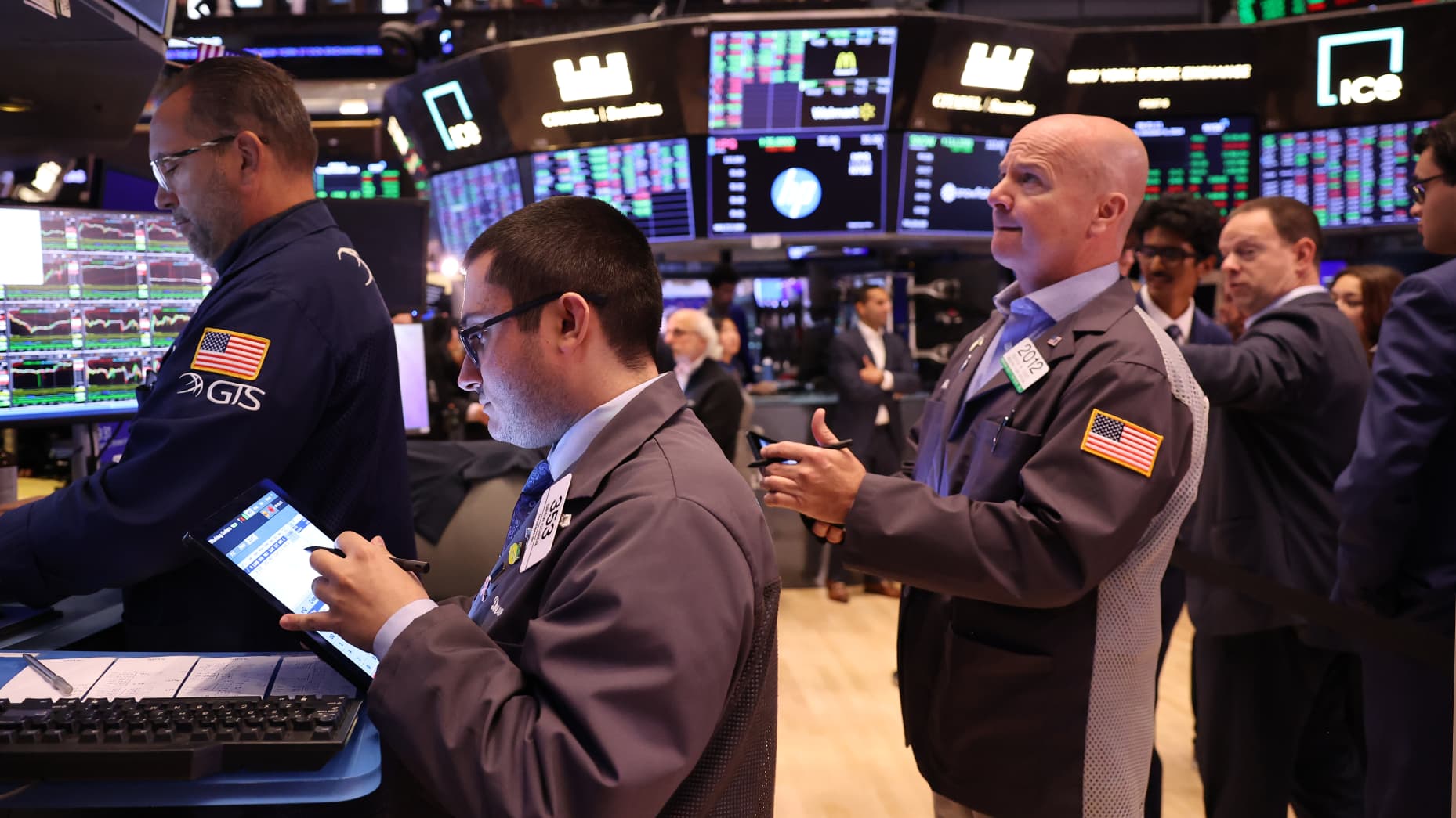 NEW YORK, NEW YORK - OCTOBER 08: Traders work on the floor of the New York Stock Exchange during morning trading on October 08, 2024 in New York City. Stocks opened up on the rise after the Dow Jones saw a loss of 400 points amid a rise in oil prices.  (Photo by Michael M. Santiago/Getty Images)