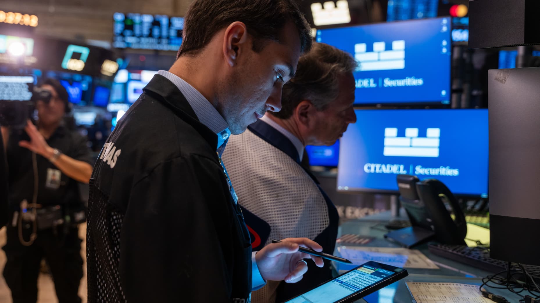 NEW YORK, NEW YORK - OCTOBER 22: Traders work on the floor of the New York Stock Exchange (NYSE) on October 22, 2024 in New York City. The Dow was down over 100 points in morning trading following a drop of over 300 on Monday. (Photo by Spencer Platt/Getty Images)