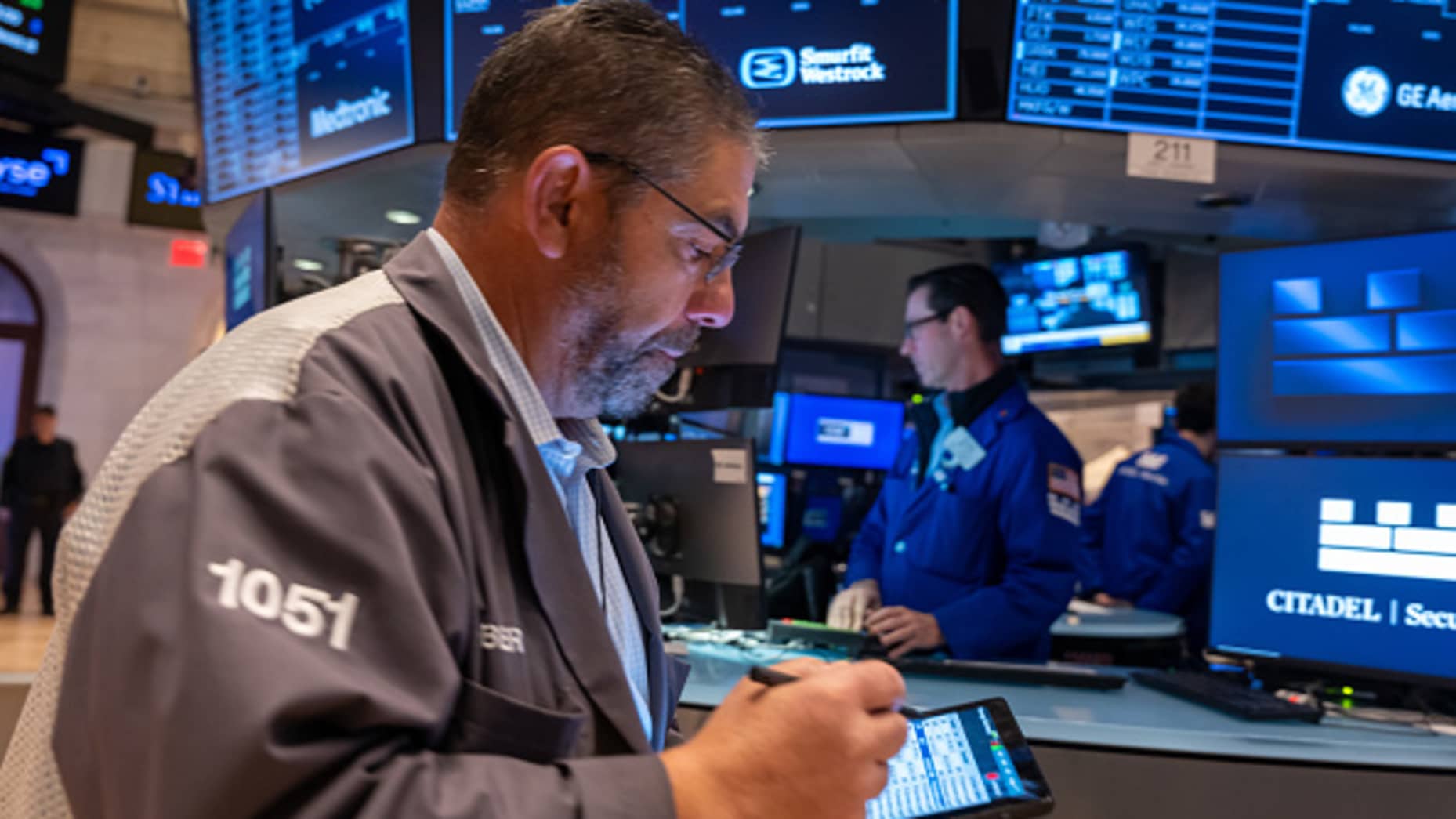 NEW YORK, NEW YORK - OCTOBER 22: Traders work on the floor of the New York Stock Exchange (NYSE) on October 22, 2024 in New York City. The Dow was down over 100 points in morning trading following a drop of over 300 on Monday. (Photo by Spencer Platt/Getty Images)